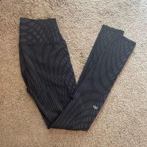 ALO Yoga 7/8 geometric black and dark grey high-rise leggings.